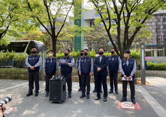 선목래(왼쪽 세번째) 쌍용자동차 노동조합 위원장이 21일 서울 여의도 한국거래소 앞에서 발언을 하고 있다. 장우진 기자